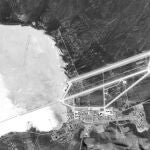 Imagen aérea de la base conocida como Groom Dry Lake AFB, también conocida como Area 51. (AP Photo/copyright,Aerial Images/SOVINFORMSPUTNIK, HO)
