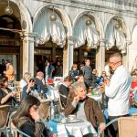 Un camarero cobra con tarjeta una consumición en Venecia / Dreamstime
