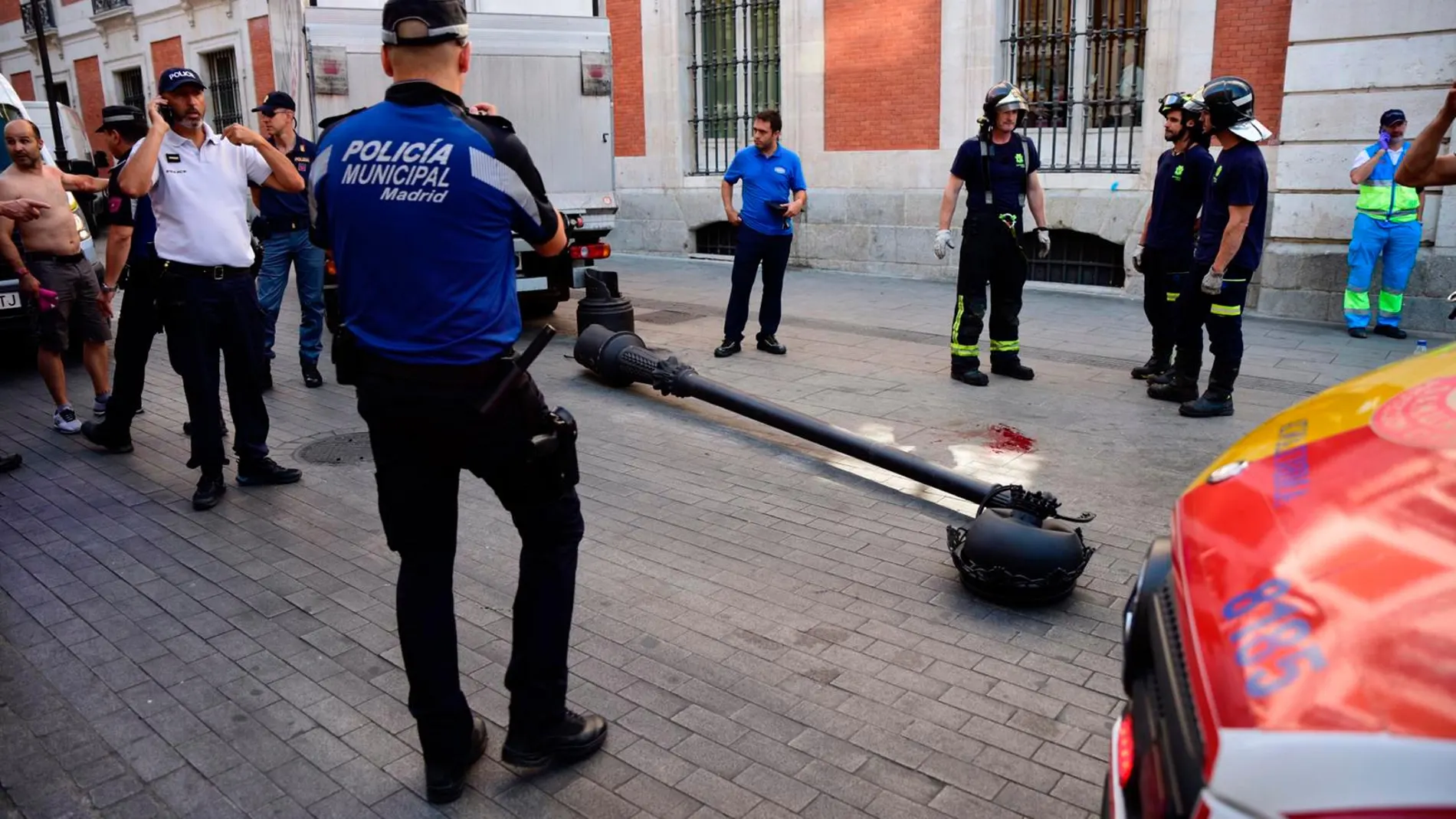 La Policía Municipal examina el lugar en que se ha producido el incidente. (Foto: David Jar)