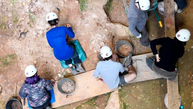Varios especialistas trabajan en la Sima del Elefante del yacimiento burgalés