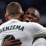 Benzema abraza a Vinicius
