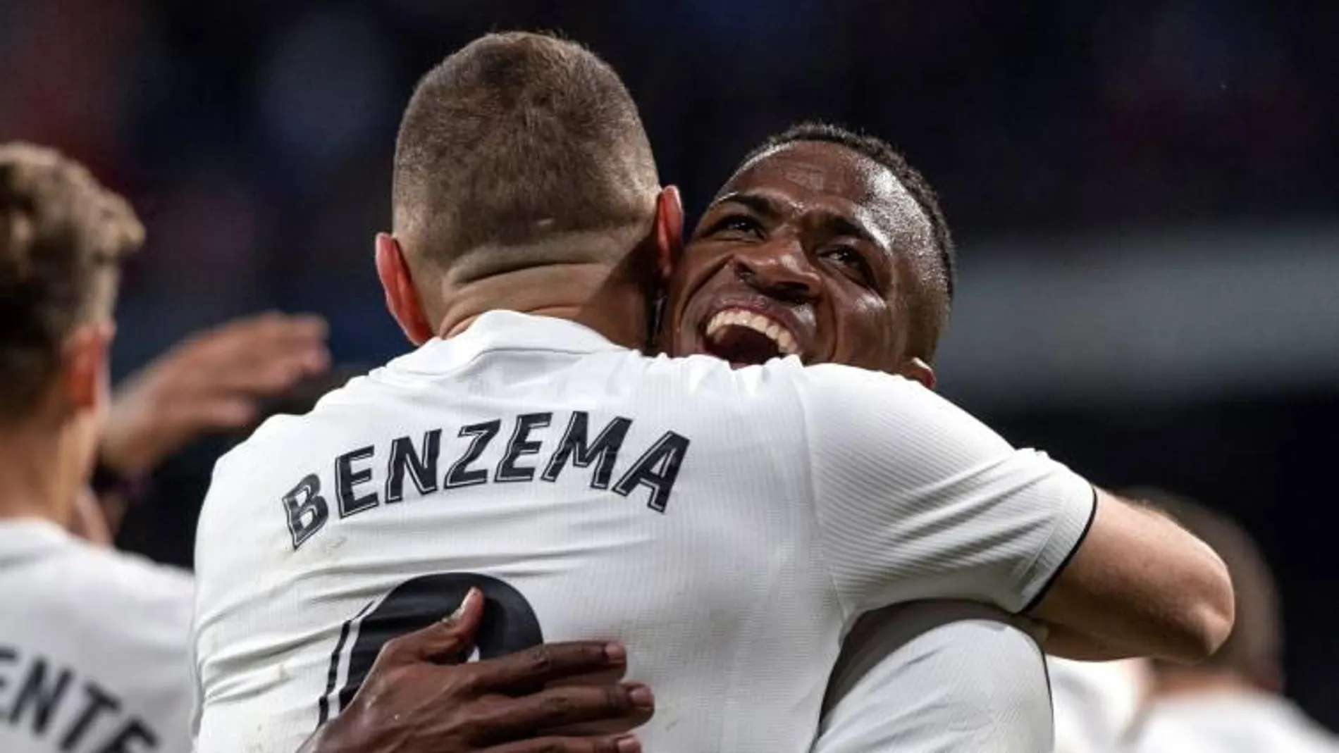 Benzema abraza a Vinicius