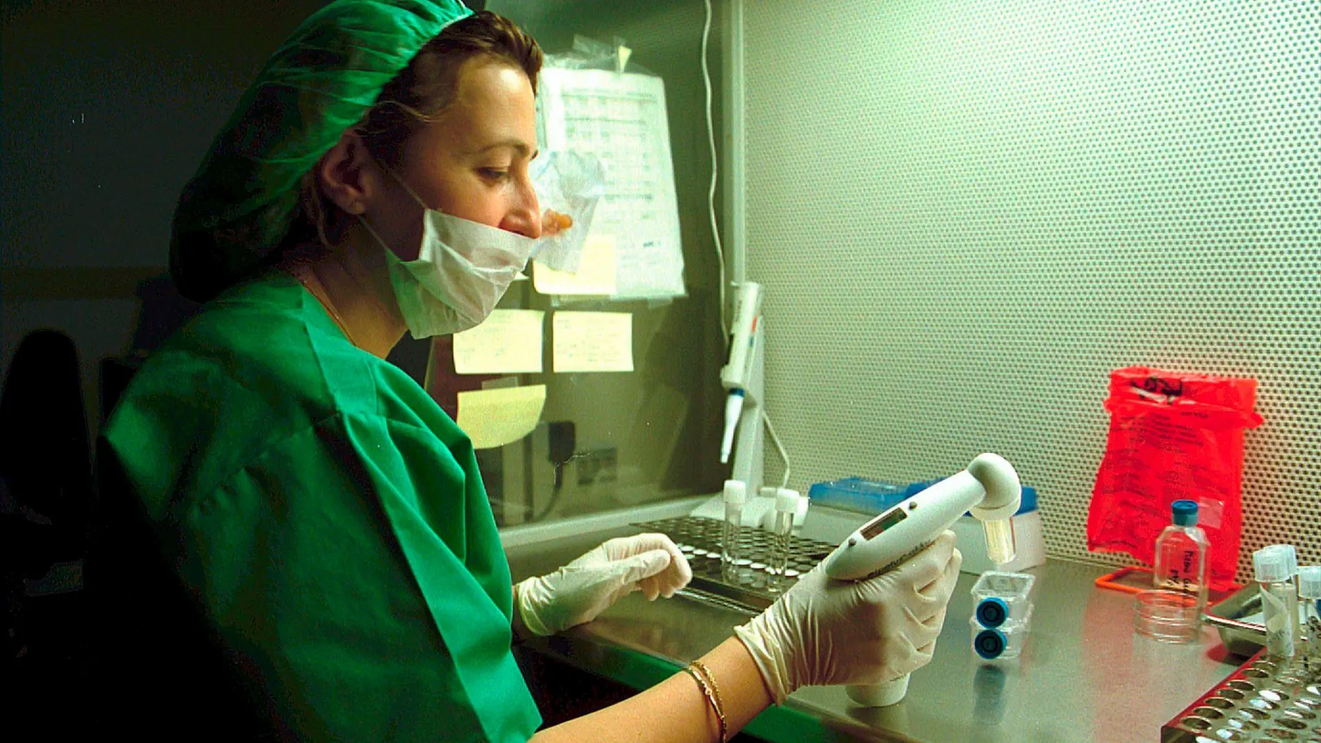 En la imagen de archivo, una doctora durante un procedimiento de reproducción asistida