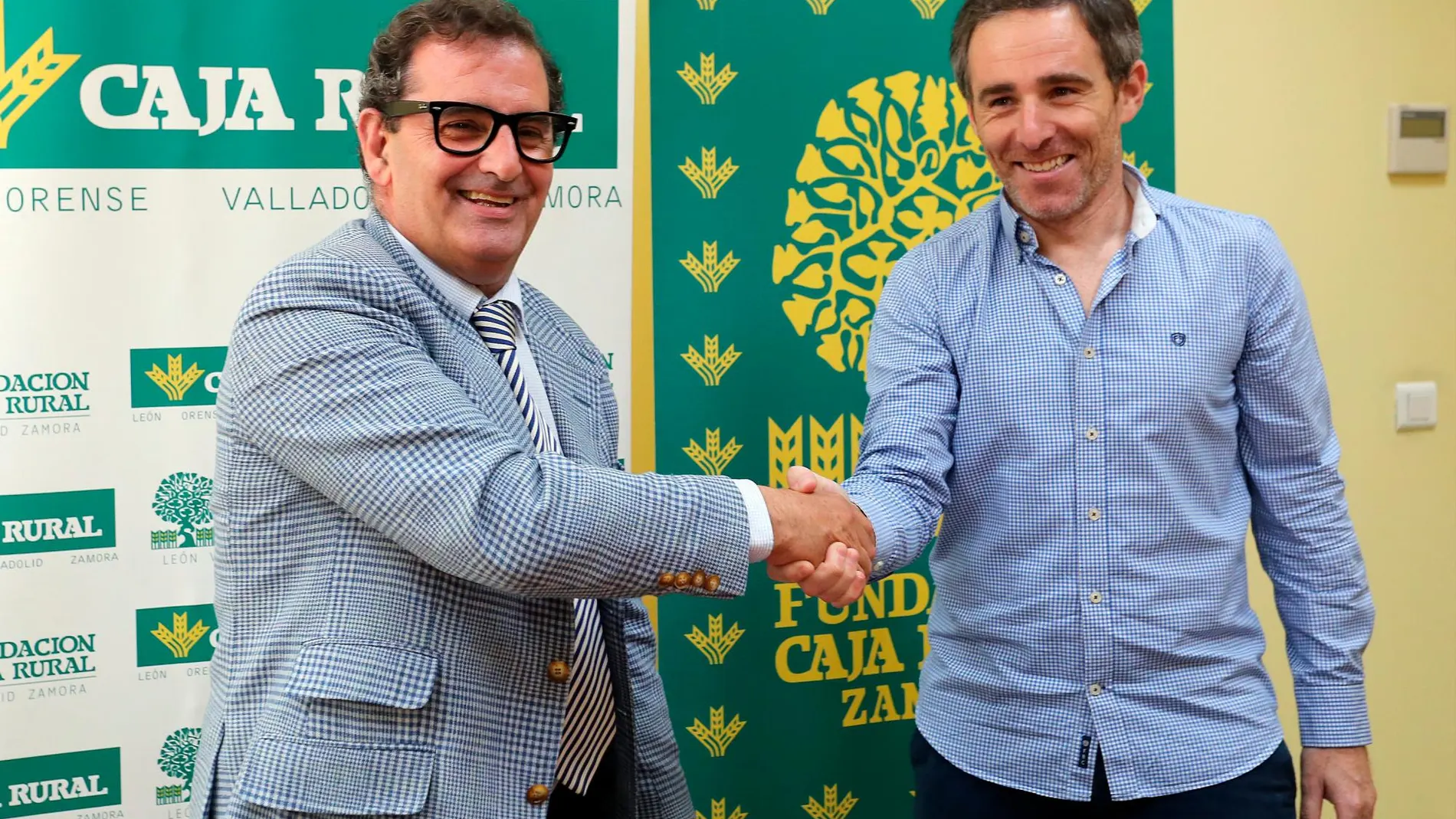 El director de Comunicación de Caja Rural de Zamora, Narciso Prieto (I), y el presidente del Club Triatlon Valladolid, Roberto Rey, firman un convenio de colaboración entre ambas instituciones