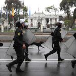 Policías caminan cerca del Parlamento en Lima/AP
