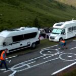 Operarios ocultan los penes pintados en la carretera en el Tour de Francia