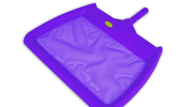 Accesorios para mantener limpia la piscina, como este recogehojas