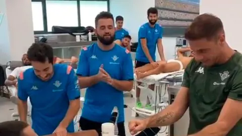Joaquín, futbolista del Betis, haciendo el truco de magia