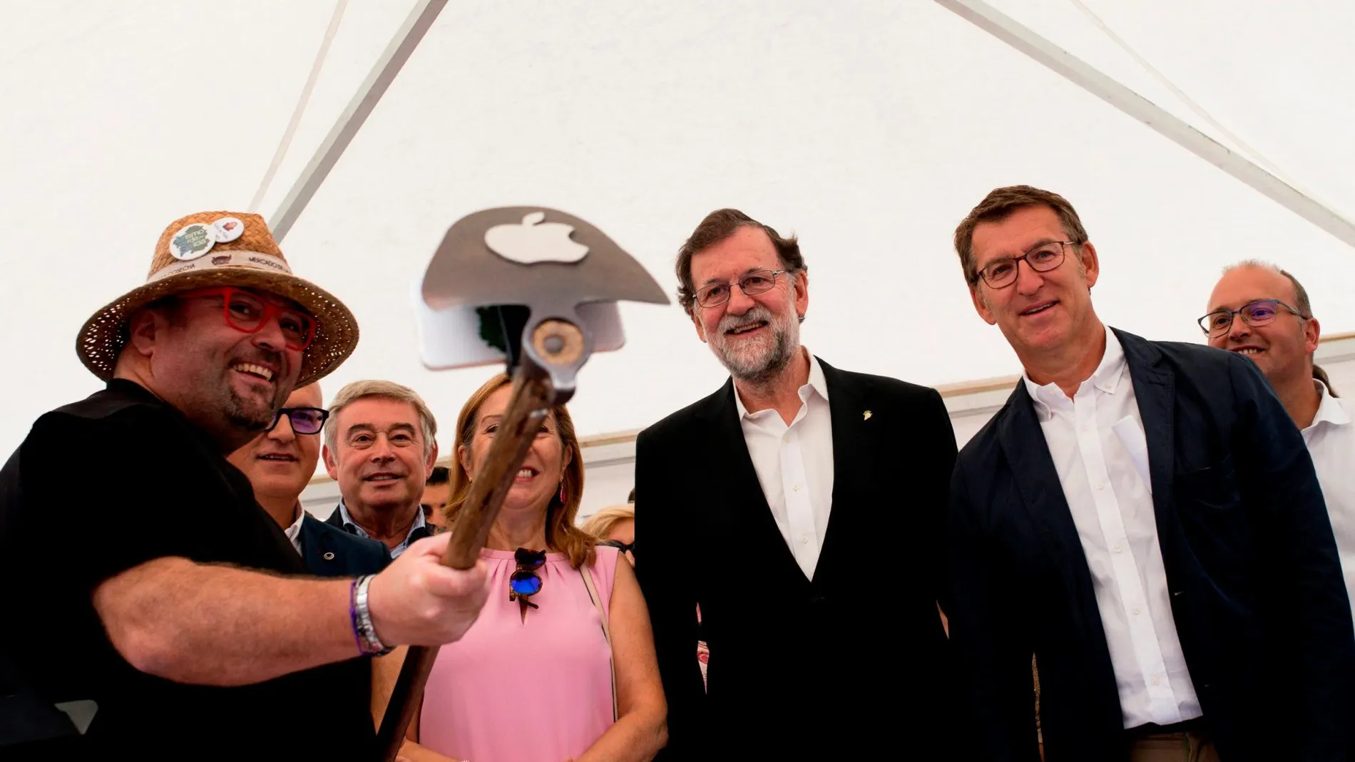 Mariano Rajoy, Alberto Núñez Feijóo, Ana Pastor y Manuel Baltar durante la romería dedicada a la vendimia/Efe