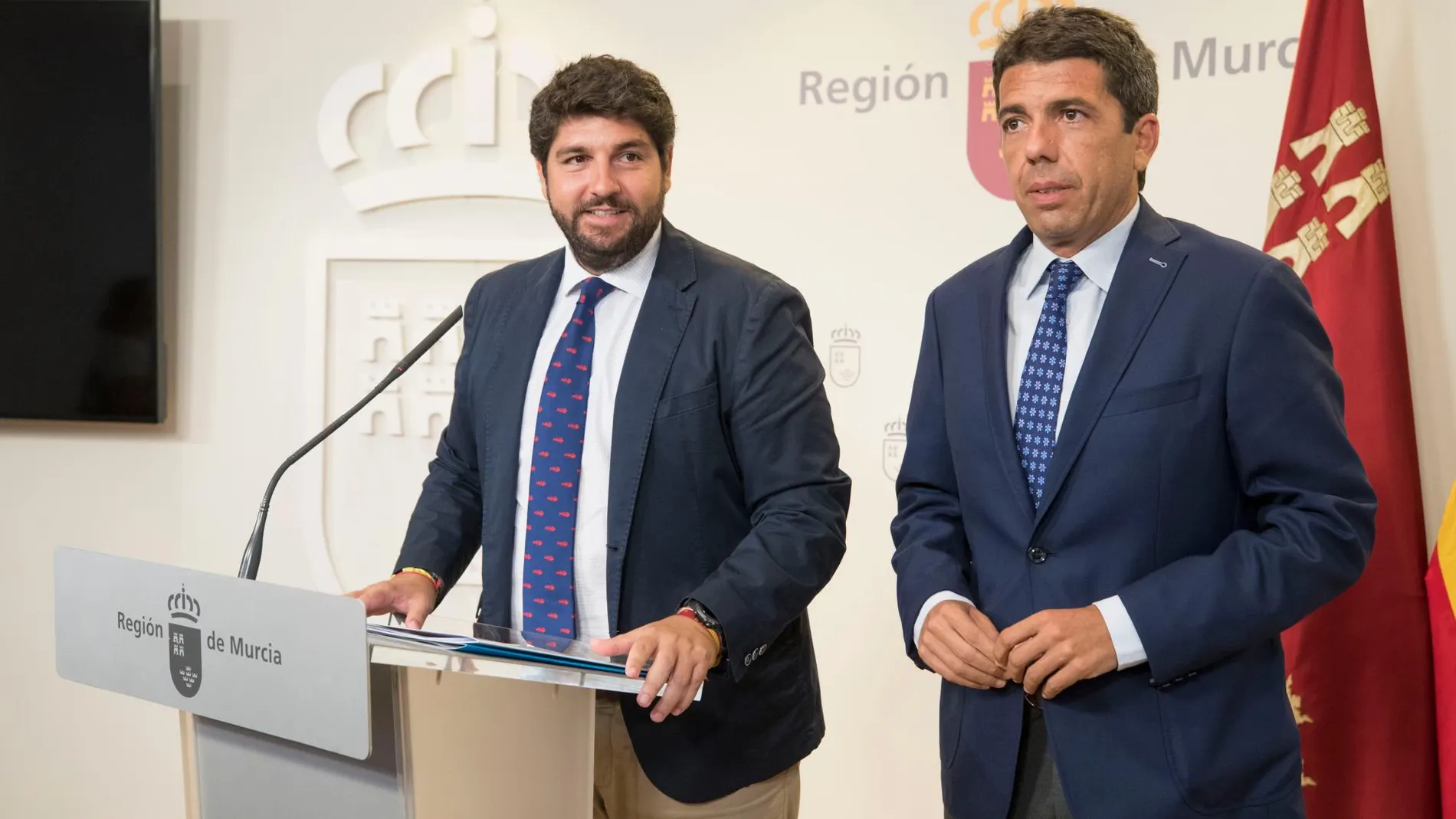 El jefe del Ejecutivo regional, Fernando López Miras, durante una reunión con el presidente de la Diputación de Alicante, Carlos Mazón