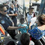 Agentes de la guardia fronteriza de EE UU supervisan documentación de inmigrantes