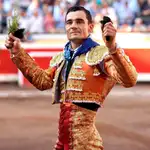 El diestro Paco Ureña con los trofeos conseguidos ante el primero de su lote durante la corrida celebrada esta tarde en la plaza de Vistalegre