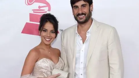 Melendi, junto a su pareja
