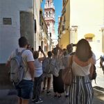 Imagen de archivo de unos turistas que conocen un pueblo de Sevilla a través de un tour / La Razón