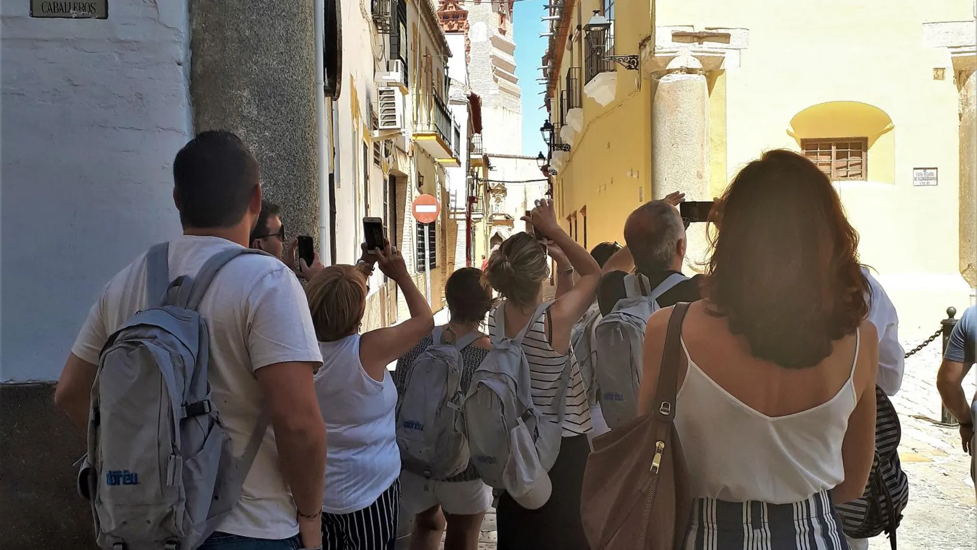 Imagen de archivo de unos turistas que conocen un pueblo de Sevilla a través de un tour / La Razón