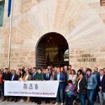 Les Corts se concentraron a las doce frente a la puerta para protestar contra el último asesinato de una mujer ocurrido en Dénia. Vox se puso a un lado.