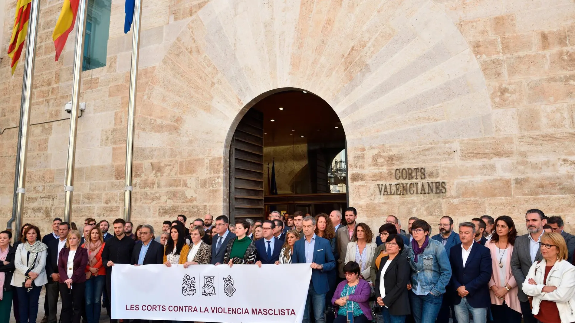 Les Corts se concentraron a las doce frente a la puerta para protestar contra el último asesinato de una mujer ocurrido en Dénia. Vox se puso a un lado.