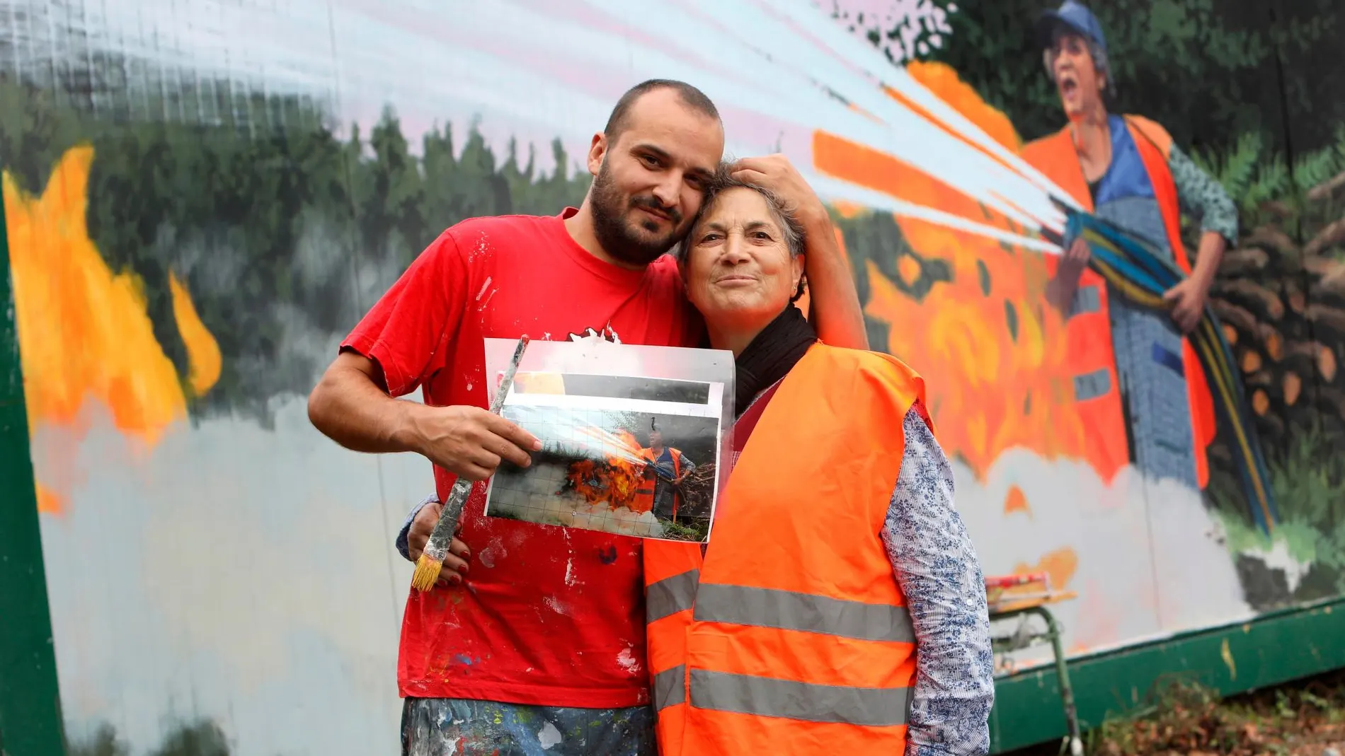 El pintor coruñés Joseba Muruzábal posa con la vecina de Órdenes Nieves Labandeira, su última protagonista de las series de su obra las superabuelas de Galicia