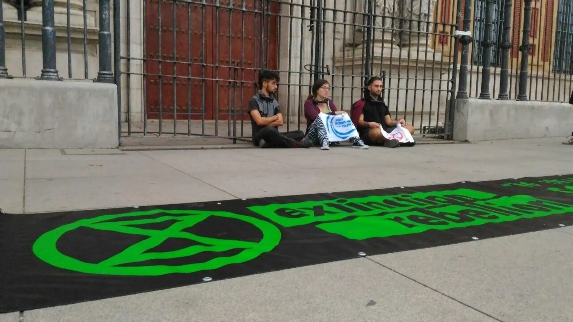 Activistas encadenados a las puertas del Palacio de San Telmo para exigir "justicia climática"/ EP