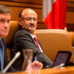 El presidente del Parlamento autonómico, Luis Fuentes, durante uno de los intensos debates entre sus señorías que se producían ayer en el hemiciclo