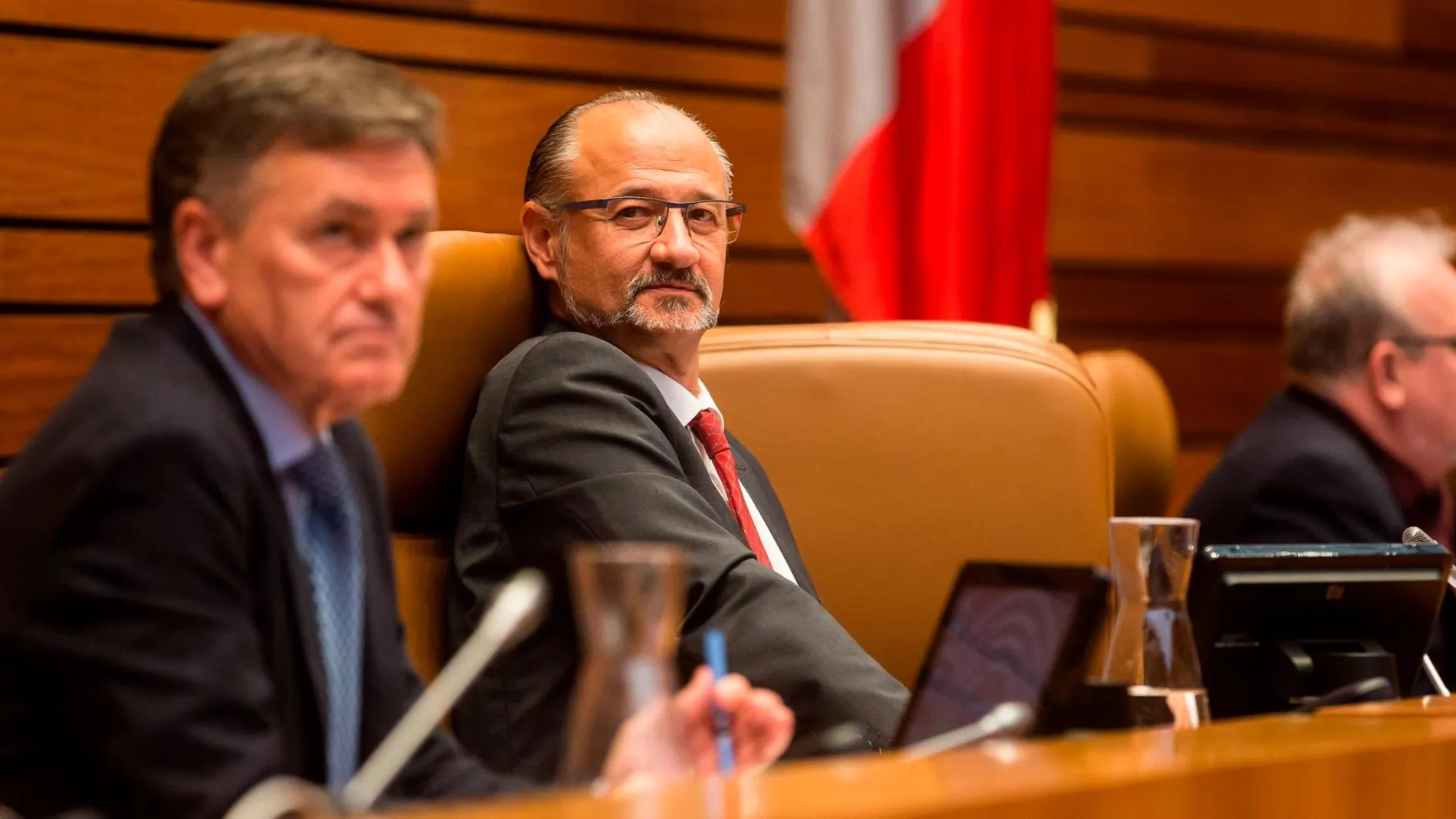 El presidente del Parlamento autonómico, Luis Fuentes, durante uno de los intensos debates entre sus señorías que se producían ayer en el hemiciclo