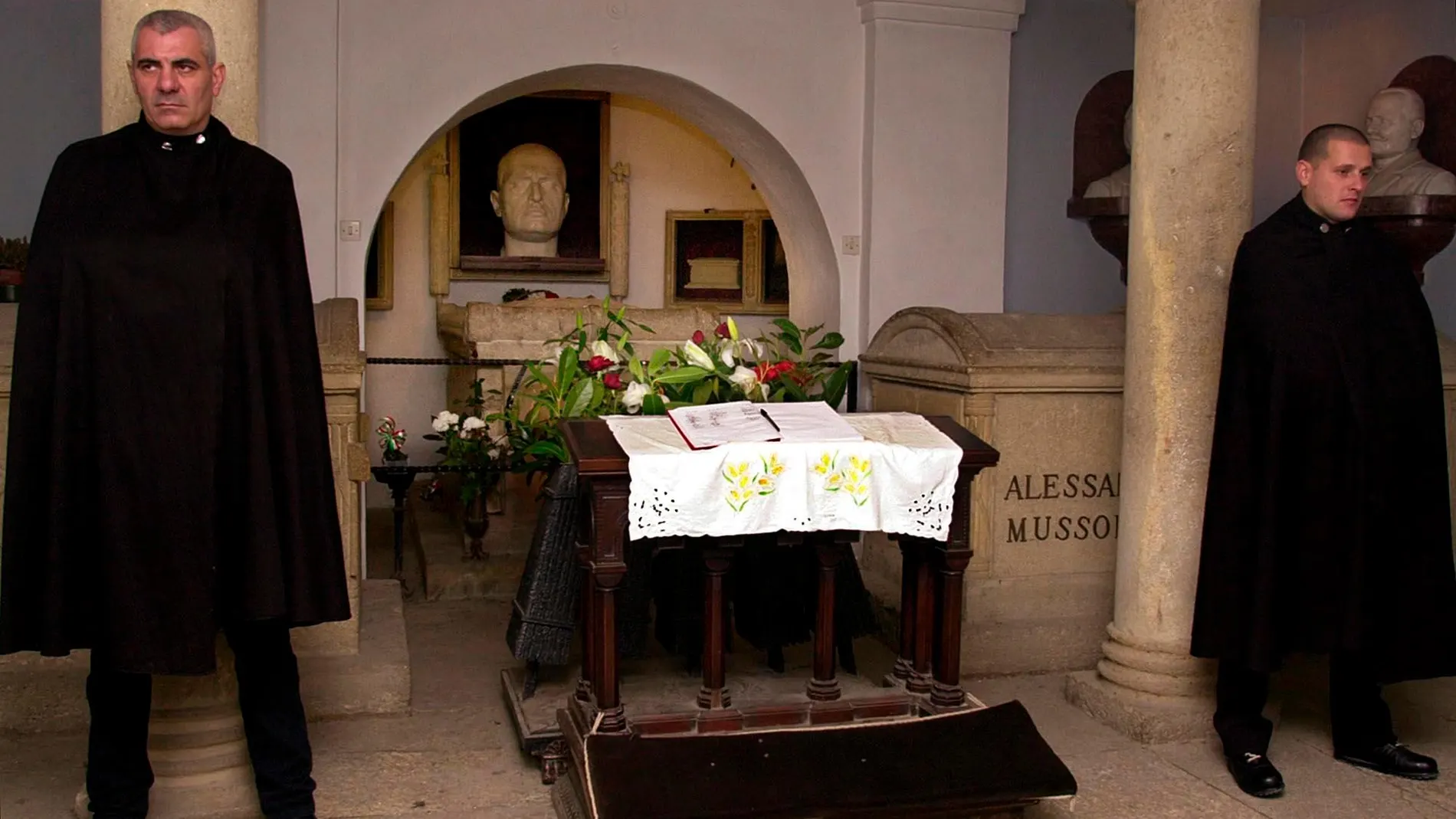 La tumba de Benito Mussolini en una cripta de su localidad natal de Predappio