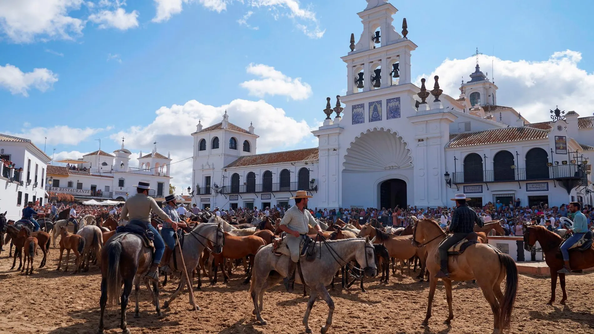 Los ganaderos almonteños en la Saca de Yeguas, una tradición de más de 500 años / EFE