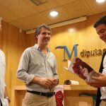El diputado de Medio Ambiente, Turismo Interior y Cambio Climático, Cristóbal Ortega, y el alcalde de Mollina, Eugenio Sevillano, han presentado hoy la Feria de la Vendimia de Mollina / La Razón