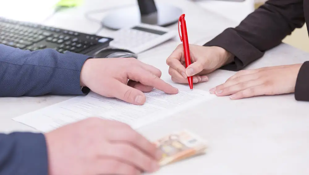 Los empresarios están obligados por ley a proporcionar una nómina a todos sus empleados donde se especifiquen sus ingresos y sus deducciones fiscales