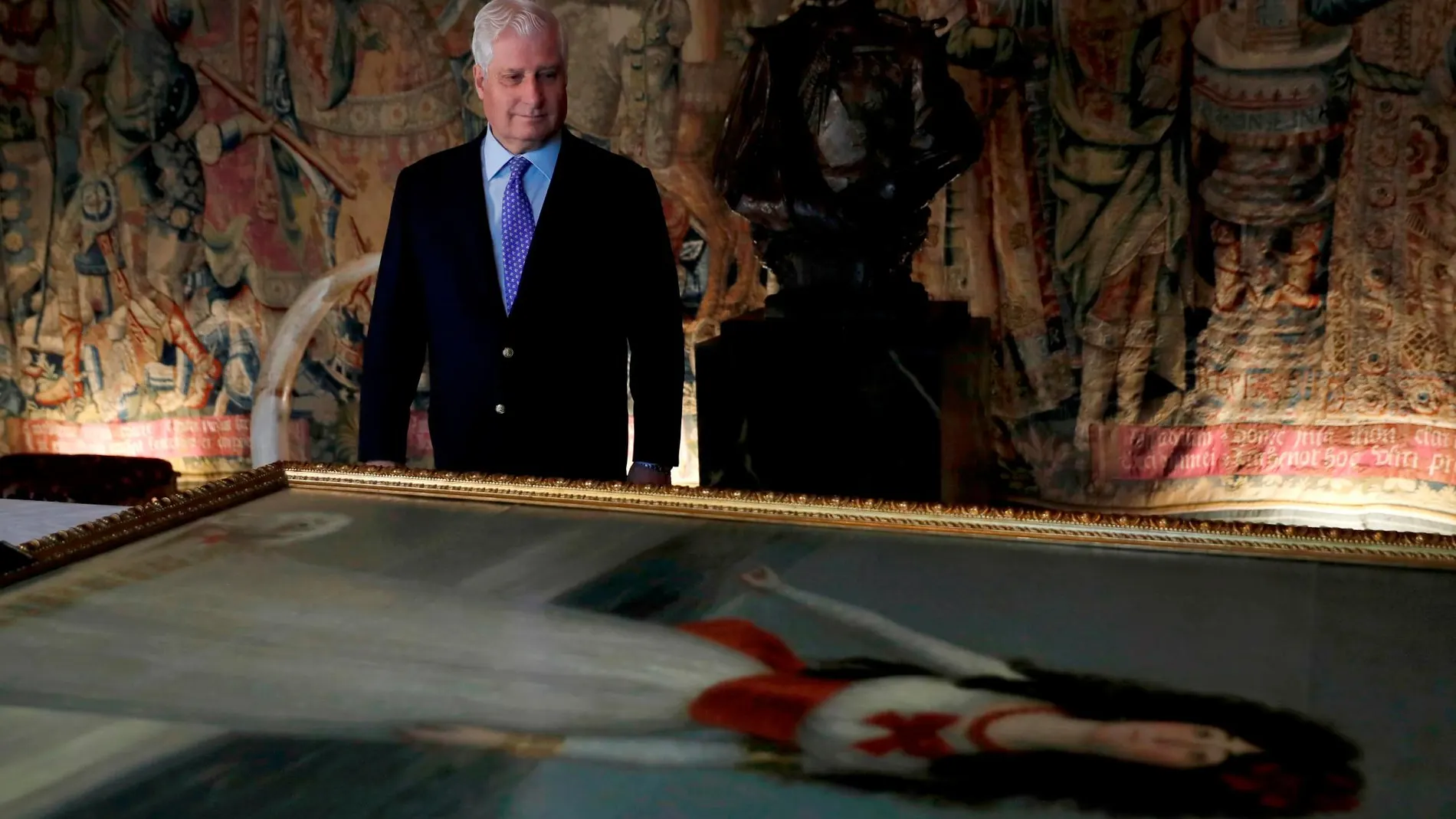 Carlos Fitz-James Stuart supervisa el cuadro de la duquesa de Alba pintado por Goya/Fotos: Jesús G. Feria y Efe