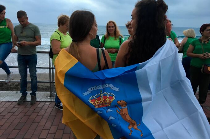 Dos jóvenes bajo la bandera de Canarias/ Foto: Laura de Pablo