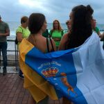 Dos jóvenes bajo la bandera de Canarias/ Foto: Laura de Pablo