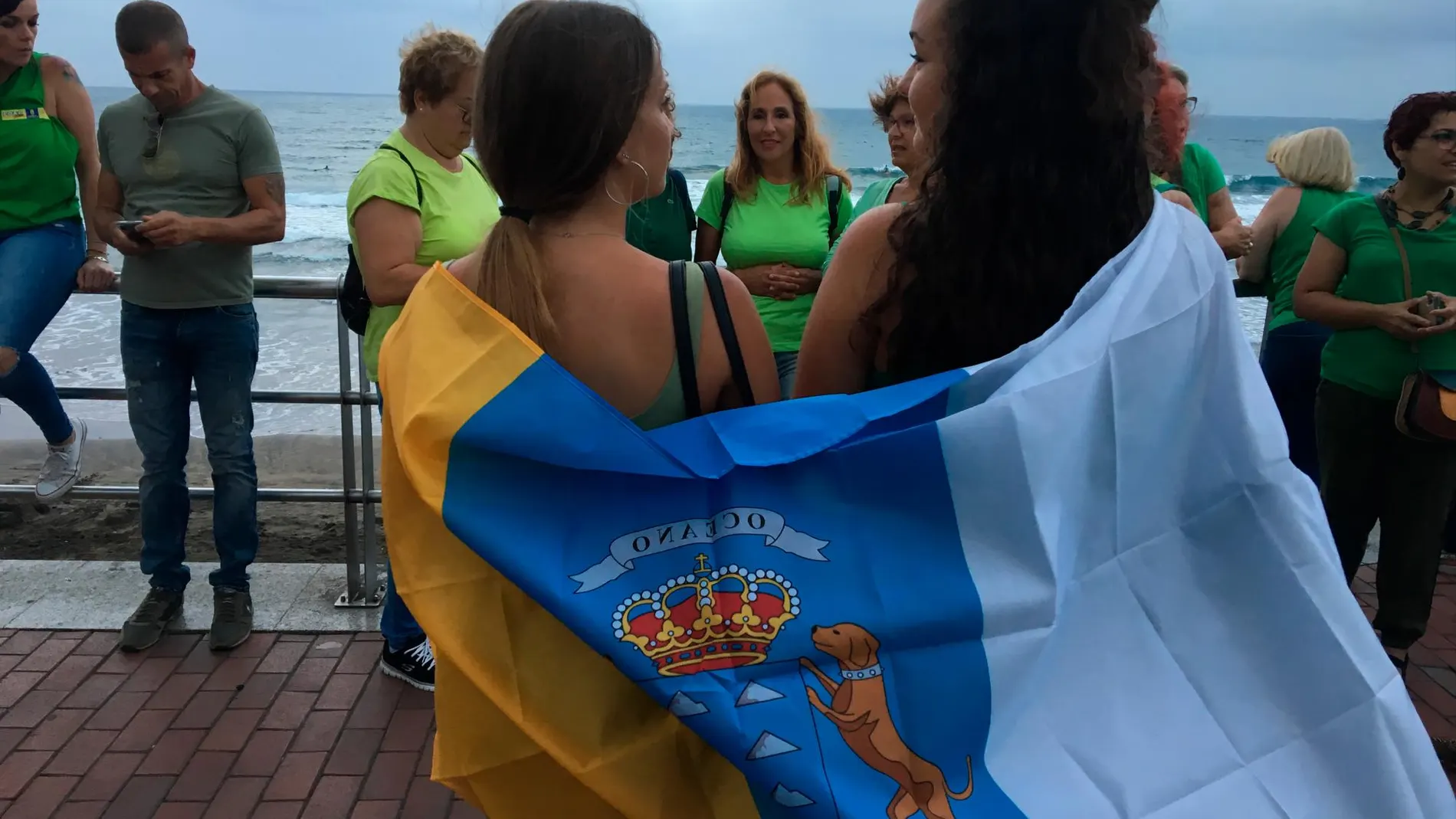 Dos jóvenes bajo la bandera de Canarias/ Foto: Laura de Pablo