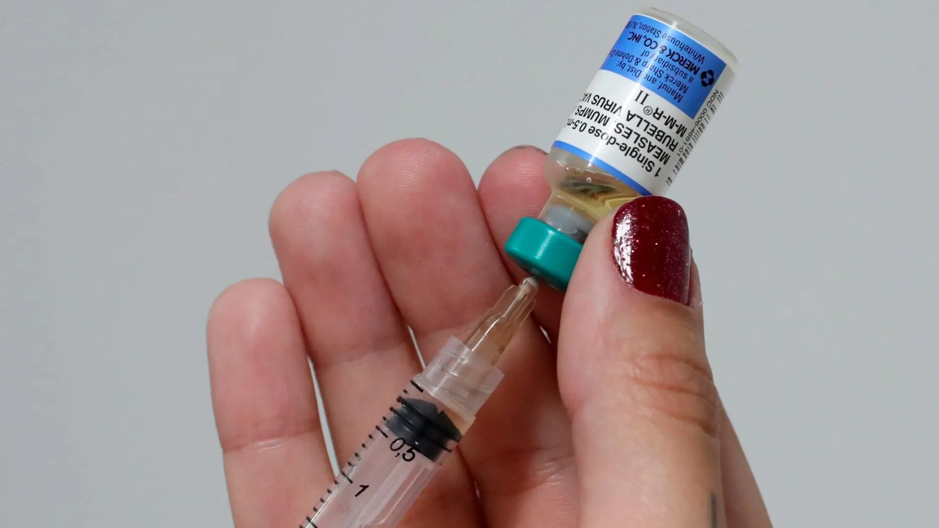 Los sanitarios recomiendan la vacunación también a los mayores de 40 años/Efe