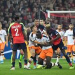 Gabriel Paulista intenta contener tras la expulsión a Diakhaby, rodeado por jugadores del Lille