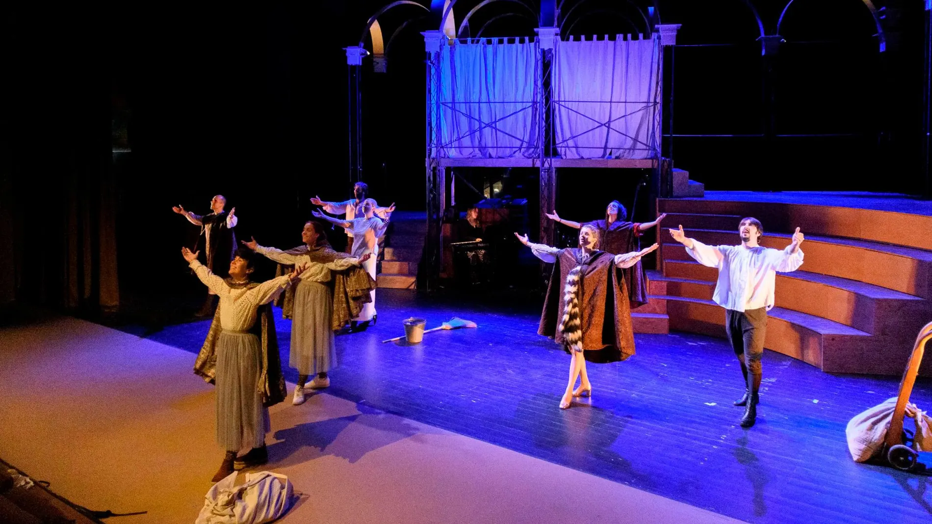 El elenco de la compañía Els Pirates Teatre en “Les feres de Shakespeare”