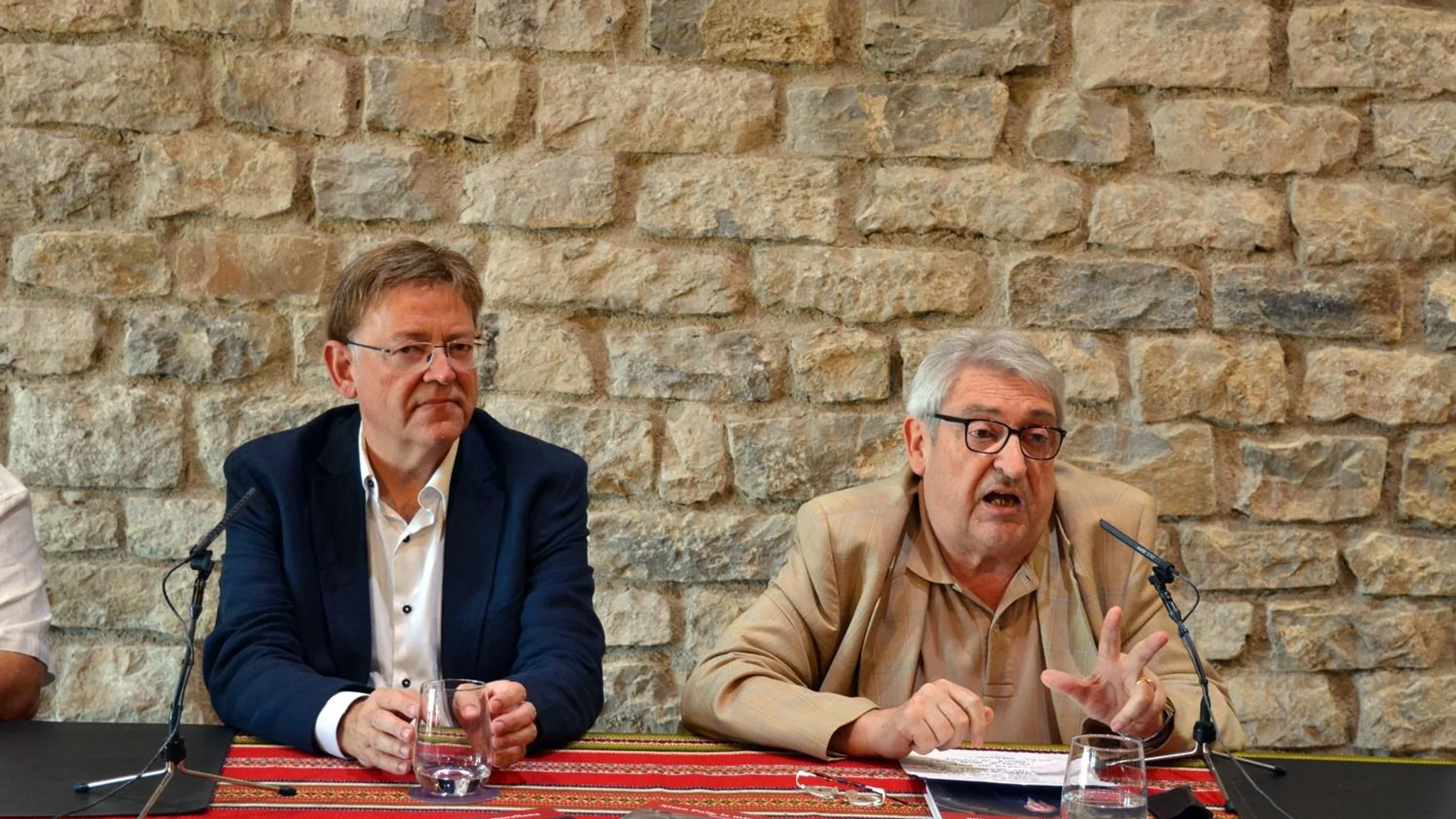 El presidente de la Generalitat asistió ayer a la presentación del libro «Ximo Puig, la mirada morellana», escrito por el exdiputado y periodista Manuel Milián Mestre