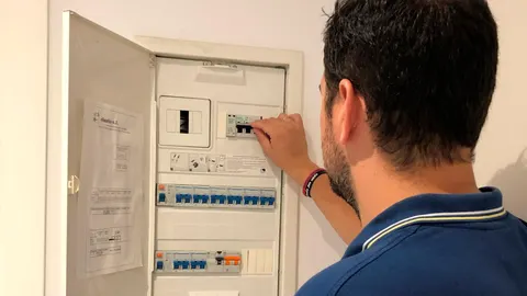 Cuadro eléctrico donde se puede observar la pestaña que tiene que subir el usuario para que vuelva la luz / Foto: La Razón