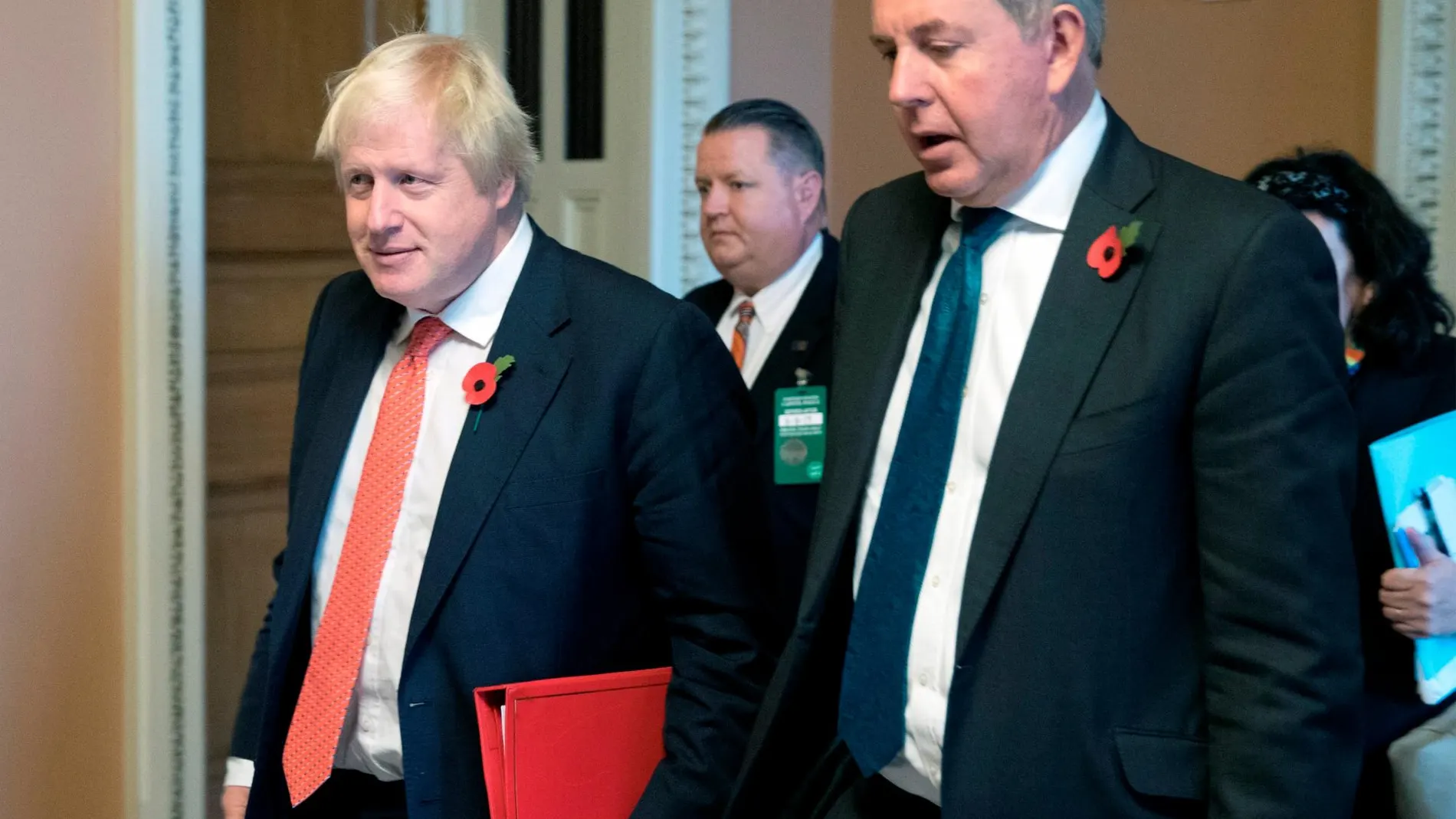 Kim Darroch junto a Boris Johnson