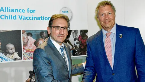 De derecha a izquierda, Seth Berkley, CEO de Gavi, y Jaume Giró, director general de la Fundación Bancaria La Caixa, en la renovación del acuerdo de cooperación