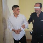 El más joven de los dos acusados de violación,, de solo 19 años, a su llegada hoy a los juzgados / Foto: EP