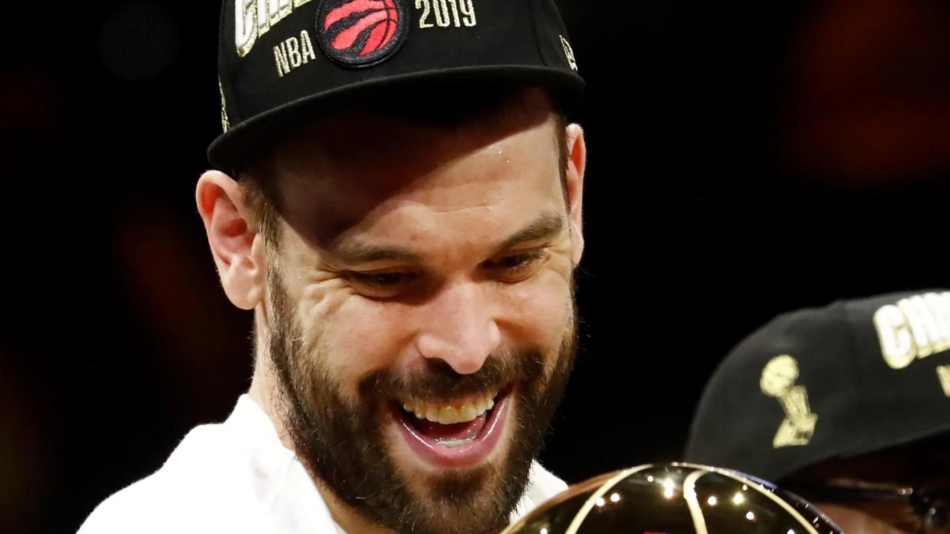 Marc Gasol, con el trofeo de campeón de la NBA ganado por los Raptors de Toronto