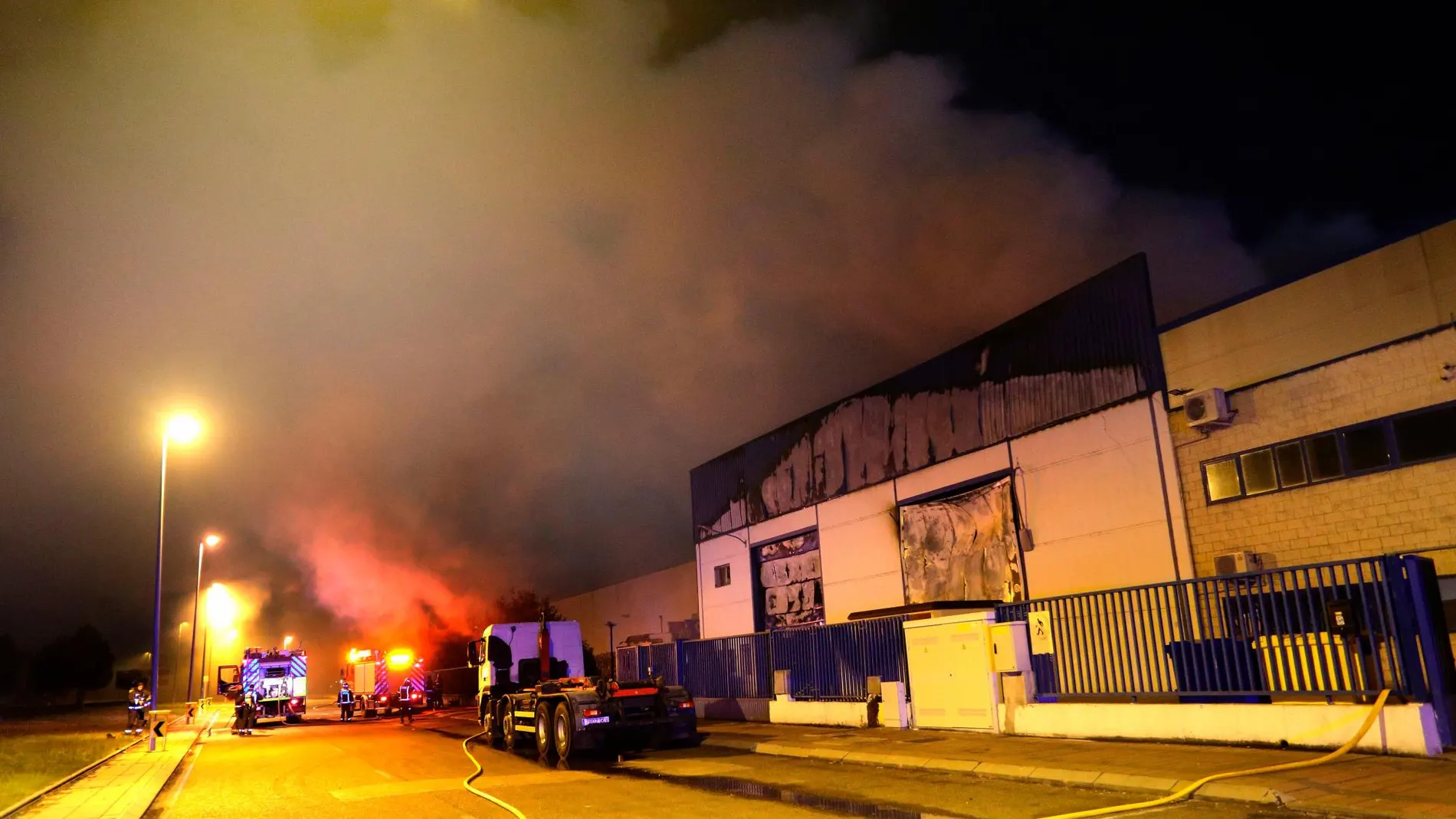 Bomberos de Palencia sofocan el aparatoso incendio de una nave de residuos perteneciente al grupo Siro en la polígono industrial de Venta de Baños