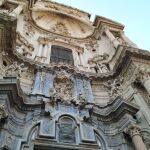 Denuncian que hay una paloma muerta colgando desde hace meses en la Catedral de Murcia
