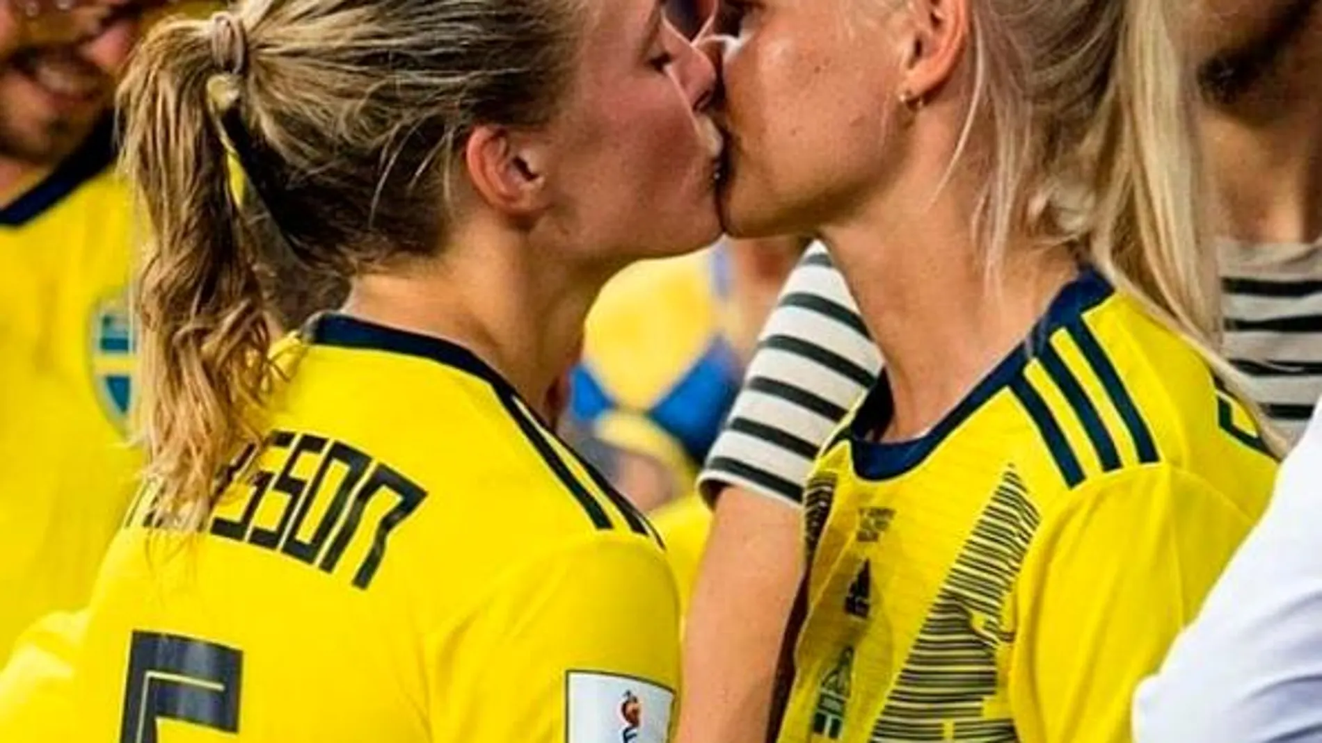 Magdalena Eriksson (izquierda) y Pernille Harder (derecha) se funden en un beso tras lograr Suecia la clasificación a cuartos de final ante Canadá