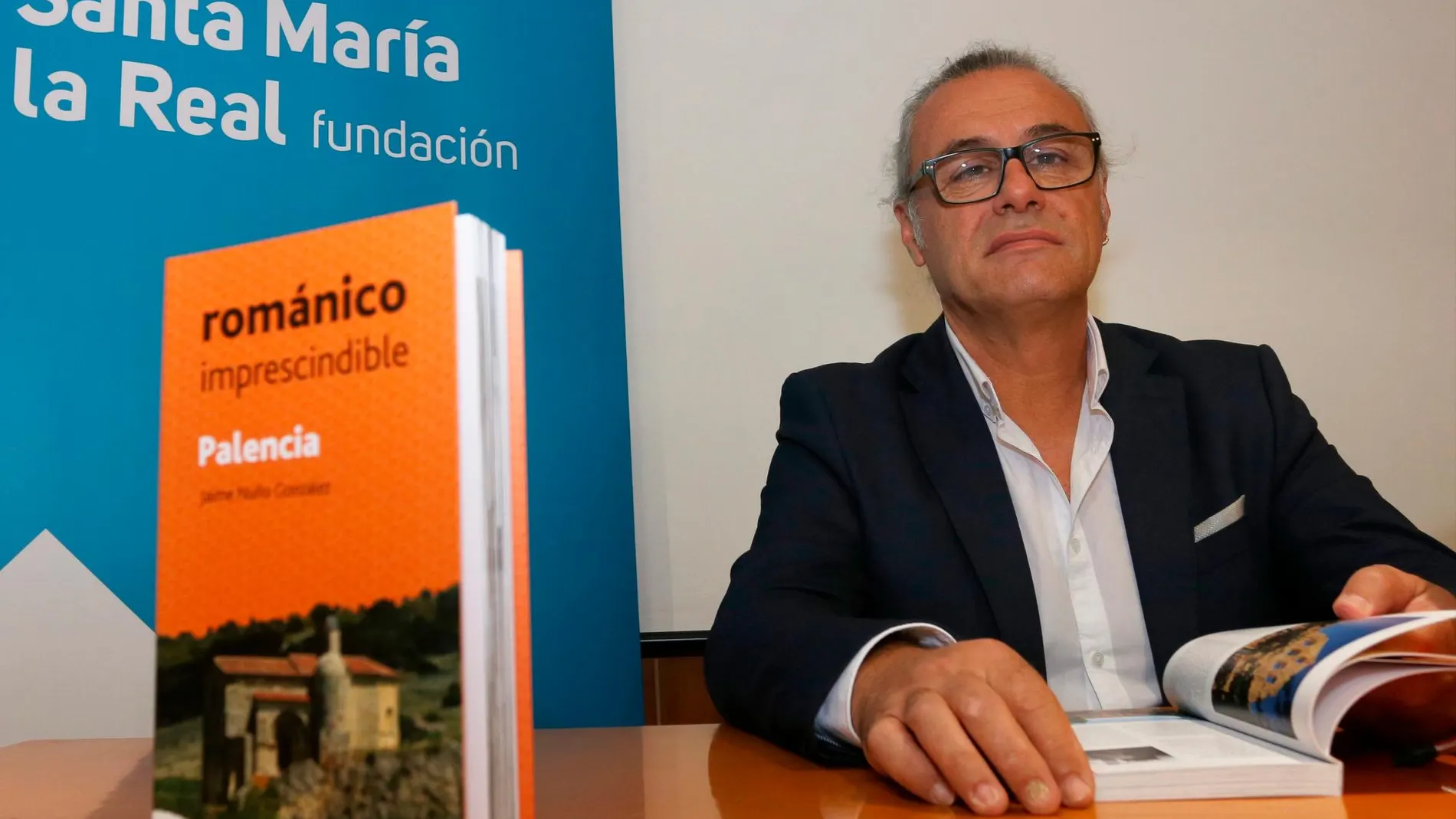 El director del Centro de Estudios del Románico de la Fundación Santa María la Real, Jaime Nuño González presenta la guía