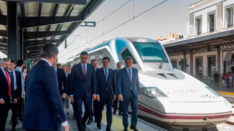 Pedro Sánchez en la llegada del AVE a Granada