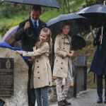 La Reina Letizia y sus hijas apuestan por la gabardina en una mañana lluviosa en Asiegu