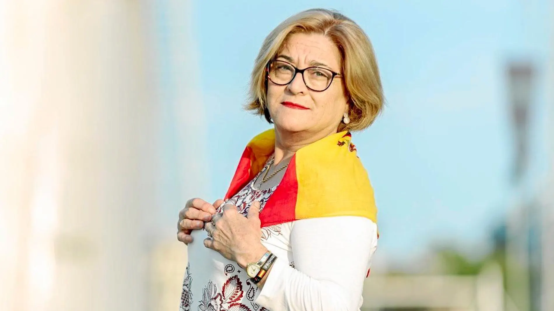 María Grima posa con un pañuelo con la bandera de España similar al que llevaba el lunes en el momento en el que fue agredida en el centro de su ciudad. Foto: Shooting