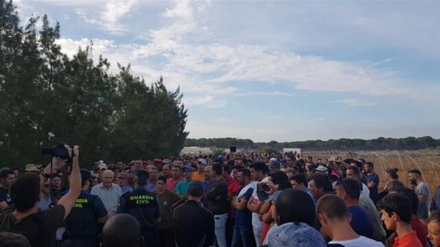 Cientos de vecinos se manifestaron contra el cierre de los pozos sin alternativas / Foto: EP